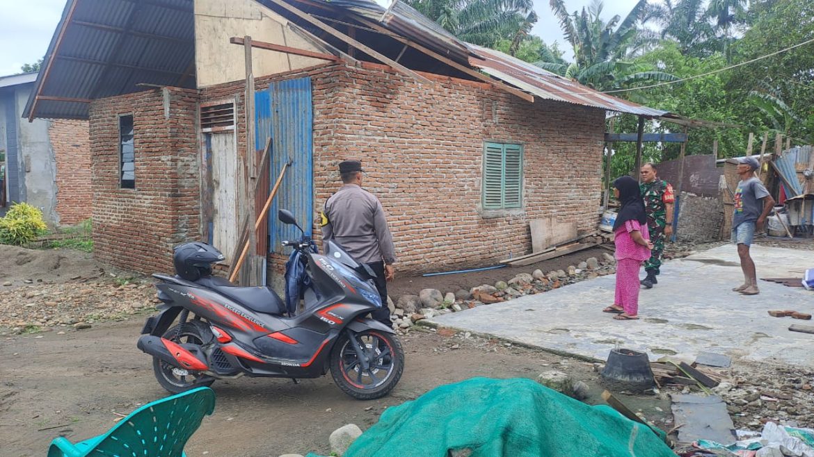 Bhabinkamtibmas Polsek Stabat dan Babinsa Tinjau Rumah Warga yang Rusak Akibat Angin Kencang dan Hujan Deras.