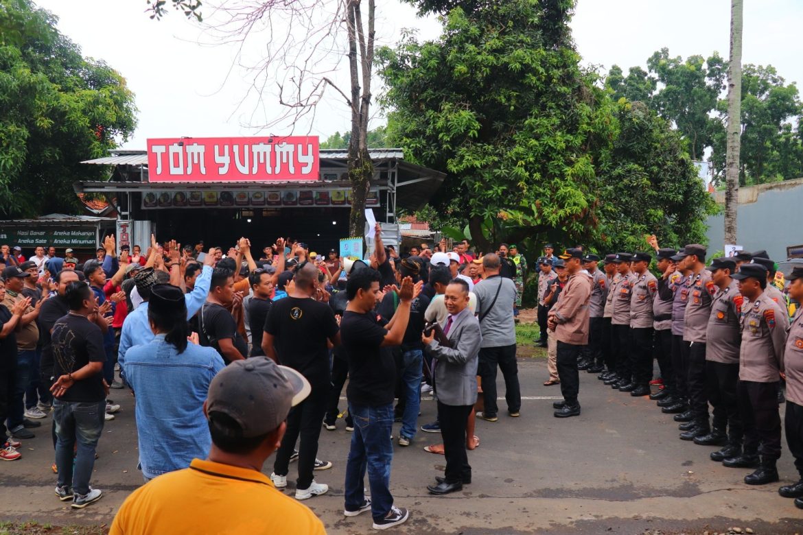 Peserta Aksi Damai dari AMKP (Aliansi Masyarakat Kabupaten Pekalongan) Sampaikan Terima Kasih kepada Polisi atas Pengamanannya