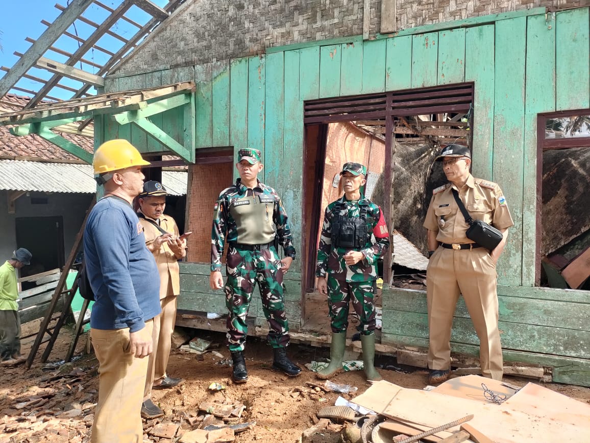 Tanah Longsor di Cisewu Menghancurkan Rumah Warga dan Sawah