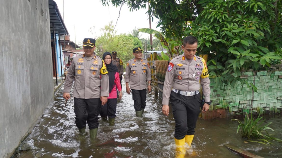 Kapolres Langkat Tinjau Korban Banjir Sekaligus Serahkan Bansos Dikecamatan Tanjung Pura.