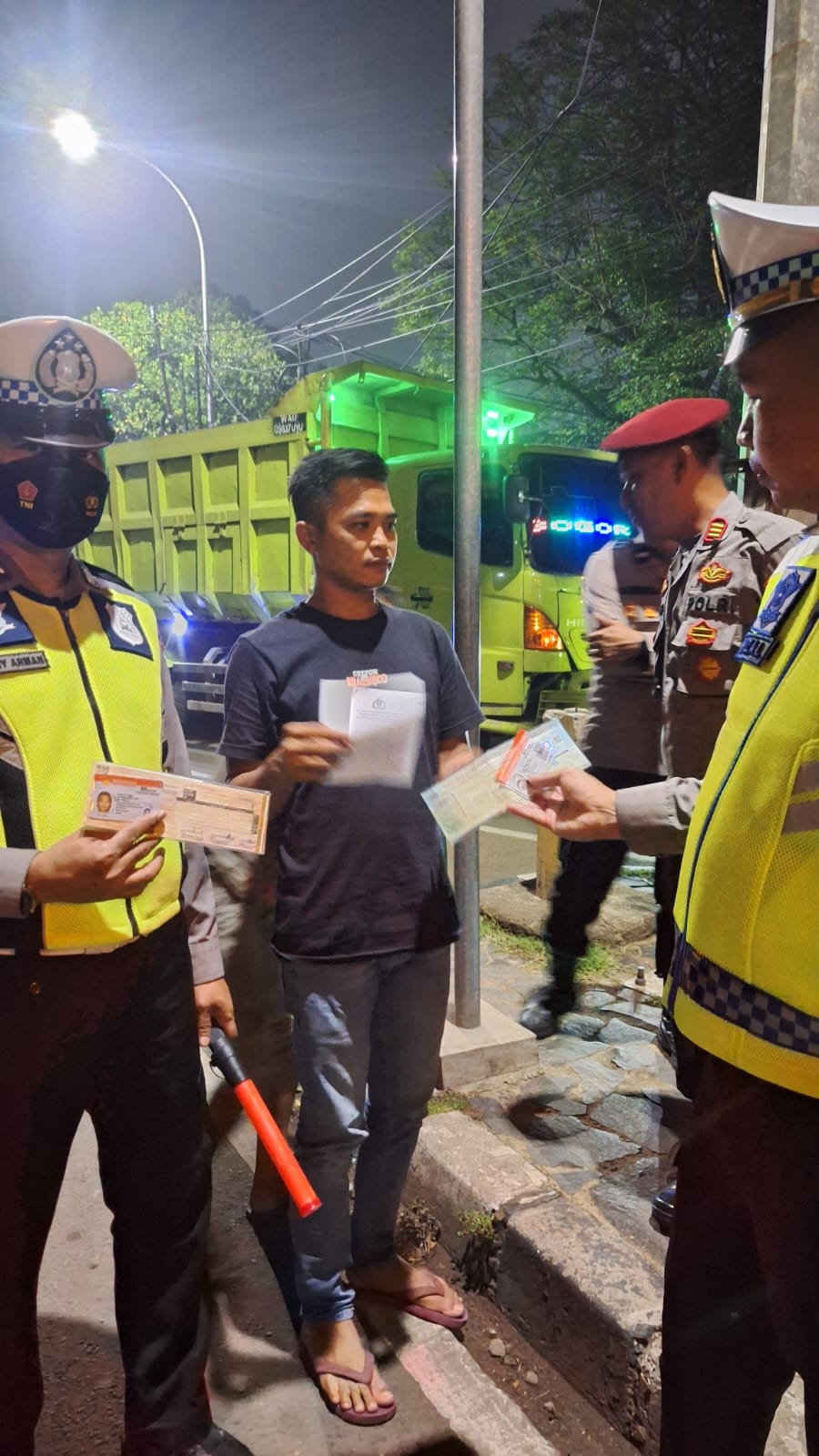 Penegakan Perwal dan Perbup Tangerang, Polisi Putar Balik 93 Truk Tambang, 21 Tilang, Hasil Cek Urine 1 Sopir Positif Narkoba