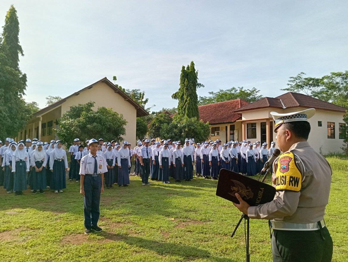 Jadi Pembina Upacara di SMPN 3 Kedungwuni, Kanit Kamsel Satlantas Polres Pekalongan Ajak Siswa Tertib Berlalu lintas