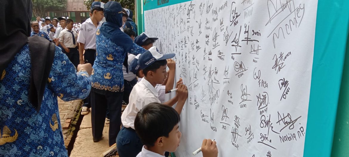 Polsek Setu Bekasi Giat Pembinaan Upacara Bendera Dan Deklarasi Anti Tawuran Dan Perundungan