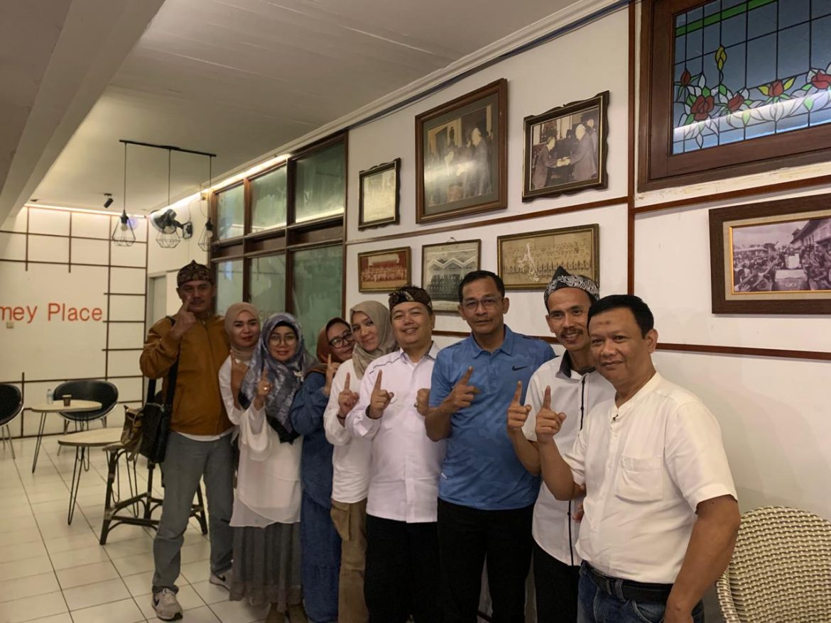 Relawan Prabowo Mania Ajak Warga Ngadandanan Kota Bandung bersama Dandan-Arif