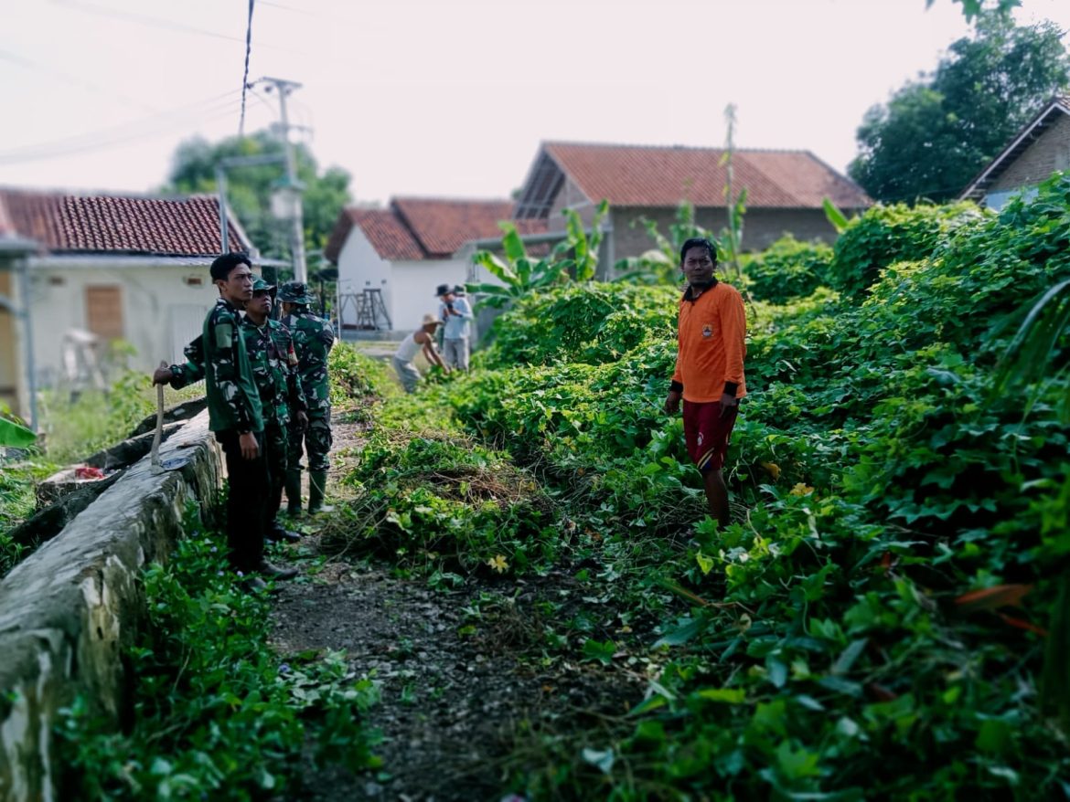 Karya Bakti Bersama Masyarakat Sarabau, Bersihkan Selokan dan Jalan Tertumbuhi Rumput