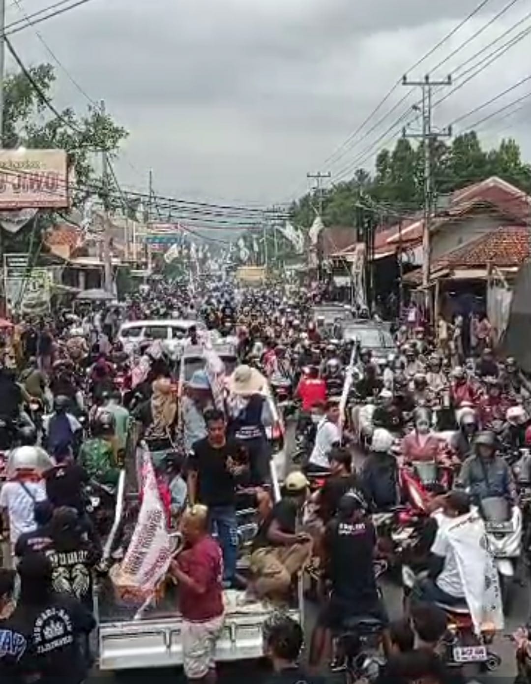 Amat Antono Tersenyum Lebar Menyaksikan Konvoy Paslon 02 Cabup Pekalongan 