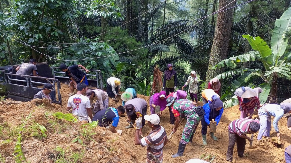 Bersihkan Material Longsor, TNI-Polri Kerja Bakti Bersama Warga