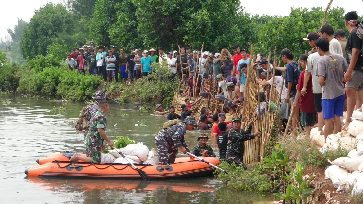 TNI Kodim Pekalongan Bersama Warga Gotong-Royong Atasi Tanggul Jebol di Sungai Bremi