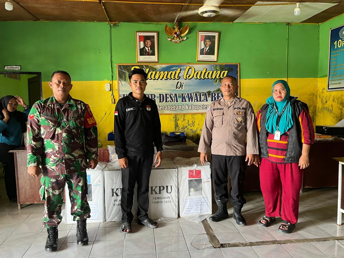 Personil Polres Langkat berikan Pengamanan dan Kawal Distribusi Logistik Pilkada 2024, ke desa Kwala Besar.