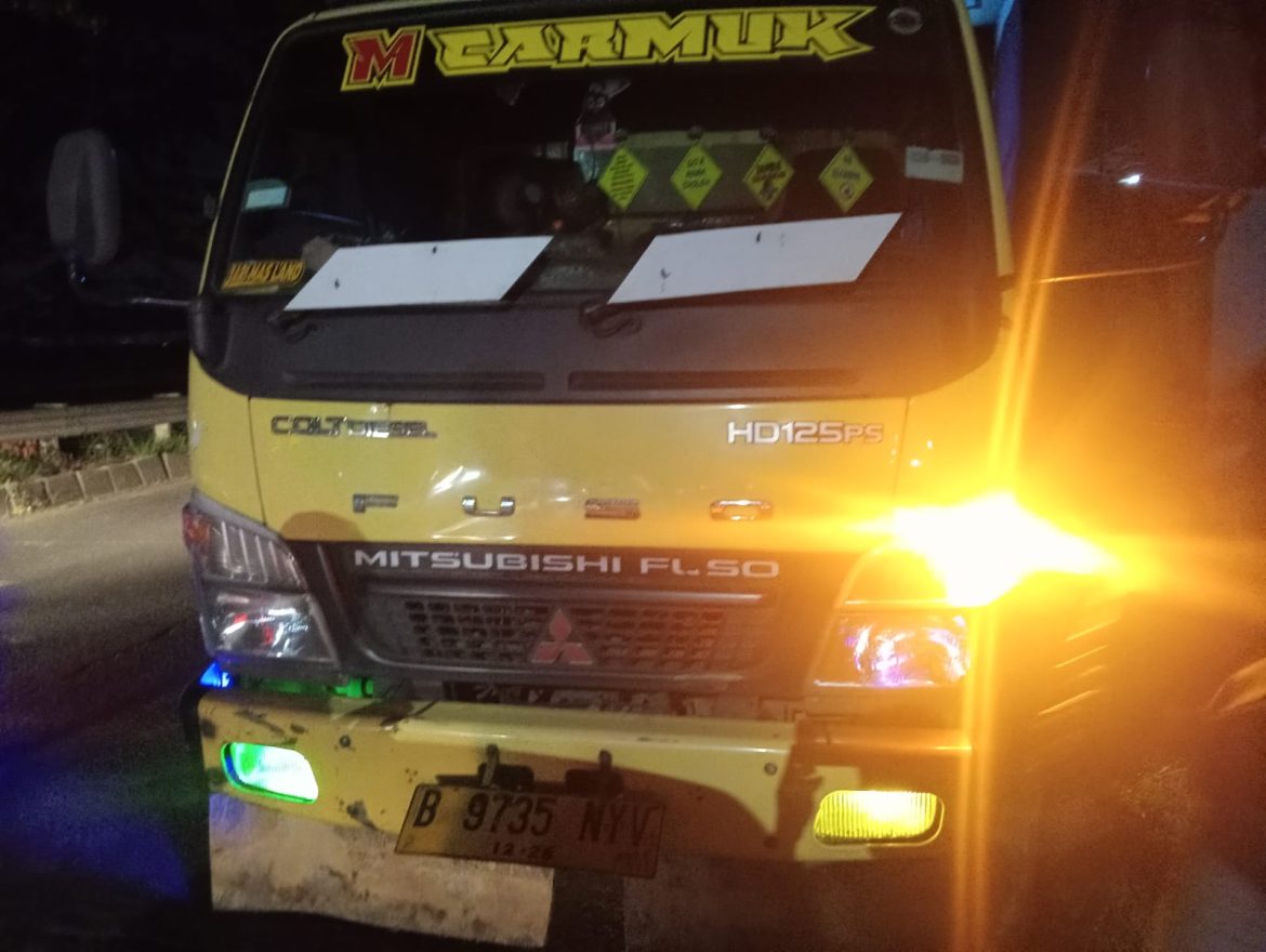 Sampah Liar Dari Sumarecon Tangerang Selatan Dibuang ke Sukadiri Malam Hari