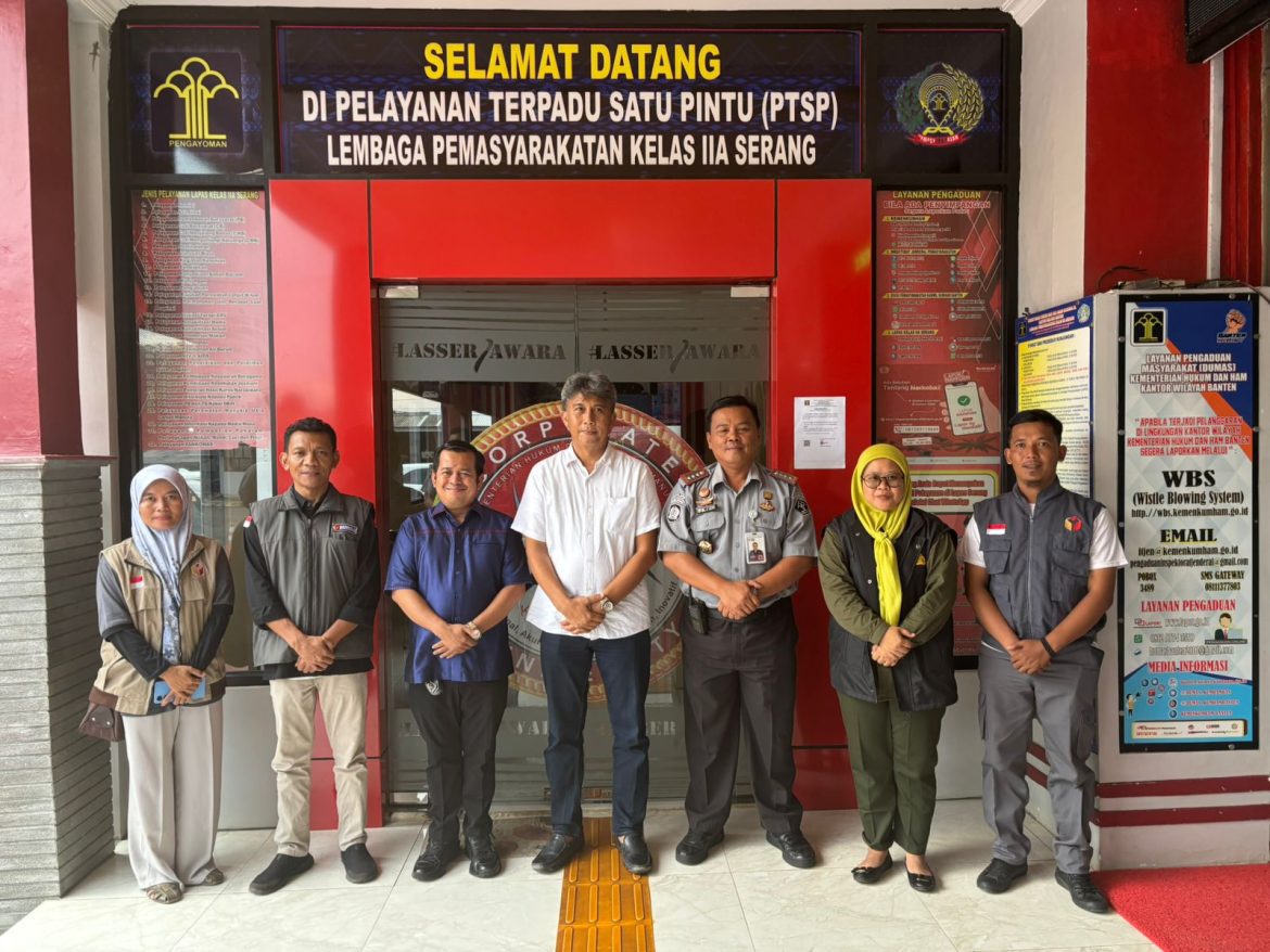 Serah Terima Logistik Pemilu dari Panitia Pemungutan Suara Kelurahan Cipocok Jaya Kepada Ketua KPPS TPS Khusus Lapas Kelas IIA Serang