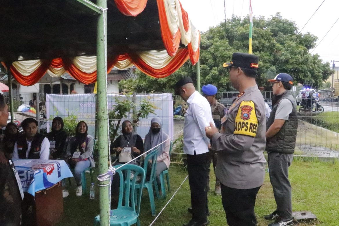 Pastikan Pesta Demokrasi Aman, Kapolres Langkat Cek Langsung Keamanan di TPS.