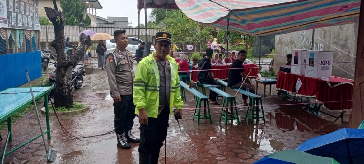 Kapolsek Hinai Pantau Langsung Keamanan TPS untuk Pastikan Tahap Pencoblosan Aman dan Lancar.