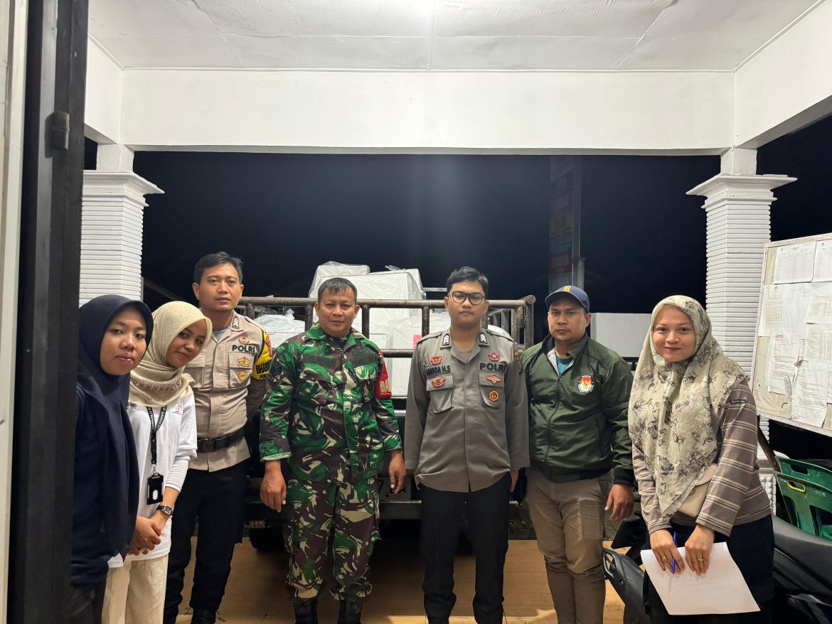 Pengawalan dan Pengamanan Pergeseran Kotak Suara Pilkada tahun 2024 yang dilaksanakan oleh Anggota PAM TPS Polsek Secanggang