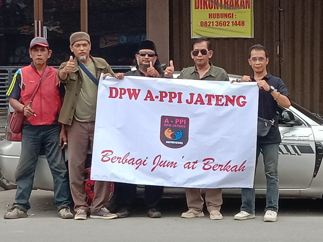 DPW A-PPI Jateng Berbagi Jumat Berkah, Membagikan 150 Paket Makanan untuk Warga yang Melintas di Jalan Raya Brug Abang, Kecamatan Talang, Kabupaten Tegal