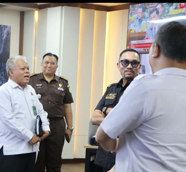 Wakil Ketua Komisi III DPR RI Melakukan Pengecekan Peralatan Intelijen Pada JAM INTELIJEN Kejaksaan Agung