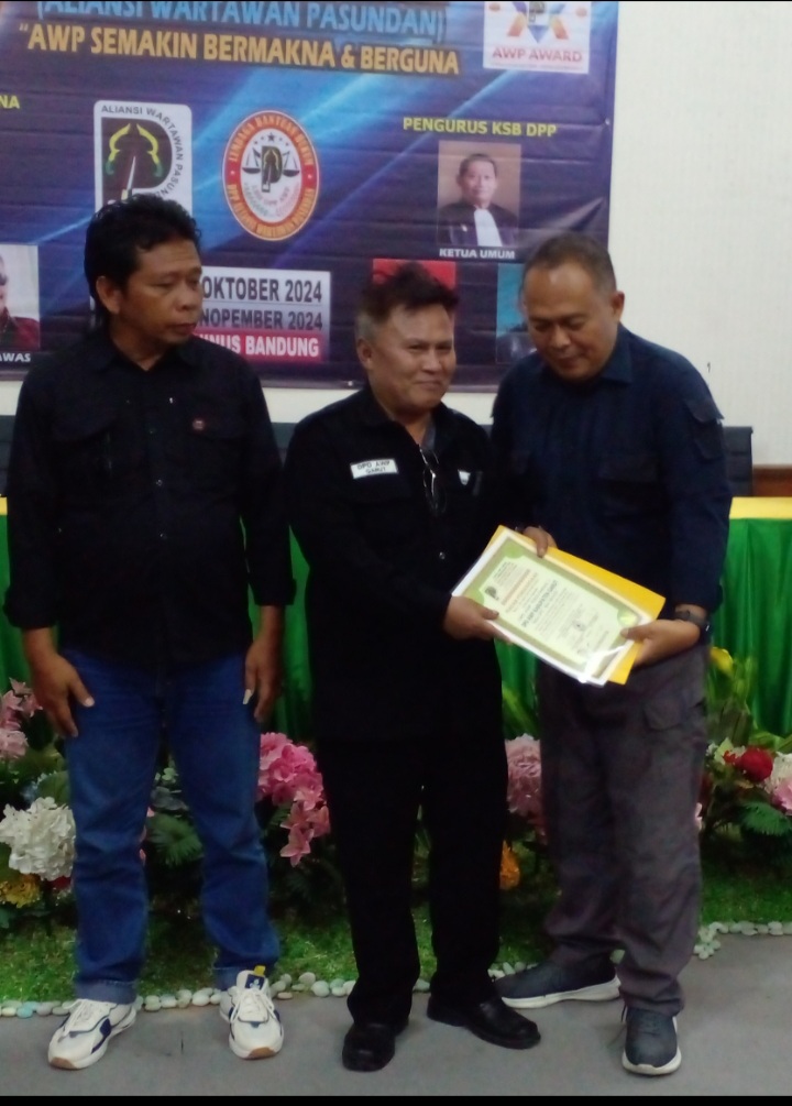 Rektor UNINUS Berikan Award Kepada Tokoh Masyarakat di Acara anniversary ke-5 Aliansi Wartawan Pasundan