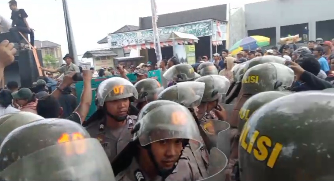Demo Tak Berijin Di Bubarkan Polisi