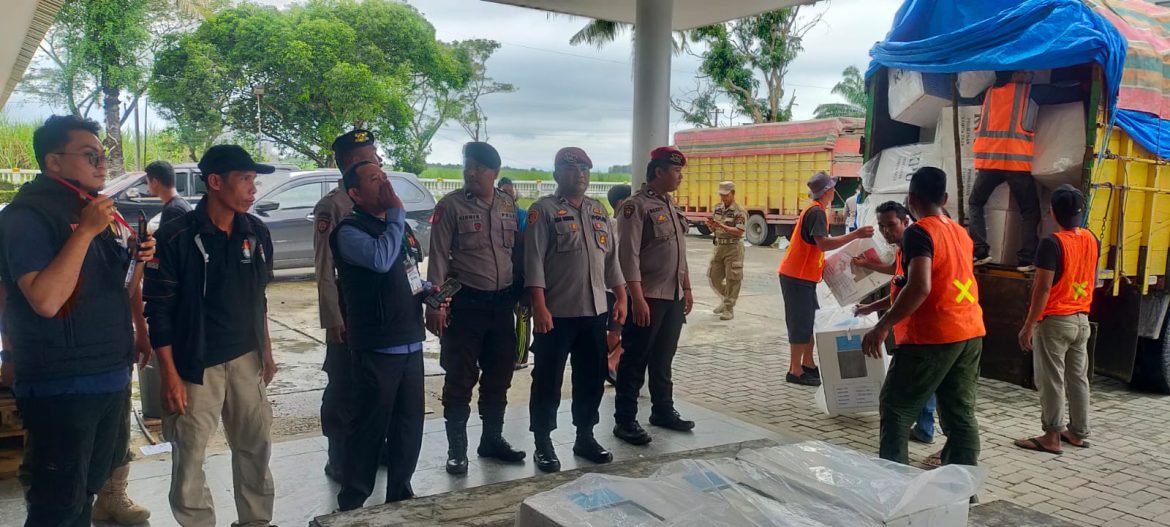 Pastikan Keamanan Polsek Tanjungpura Lakukan Pengawalan dan Pengamanan Pergeseran Logistik Pilkada 2024 Menuju Gudang Logistik KPU Langkat.