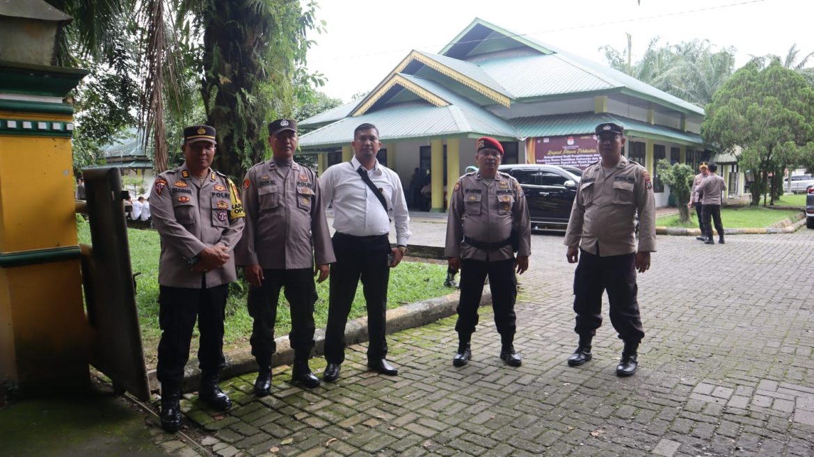 Personel Polres Langkat Amankan Penghitungan dan Rekapitulasi Suara di Gedung Pegnasos.