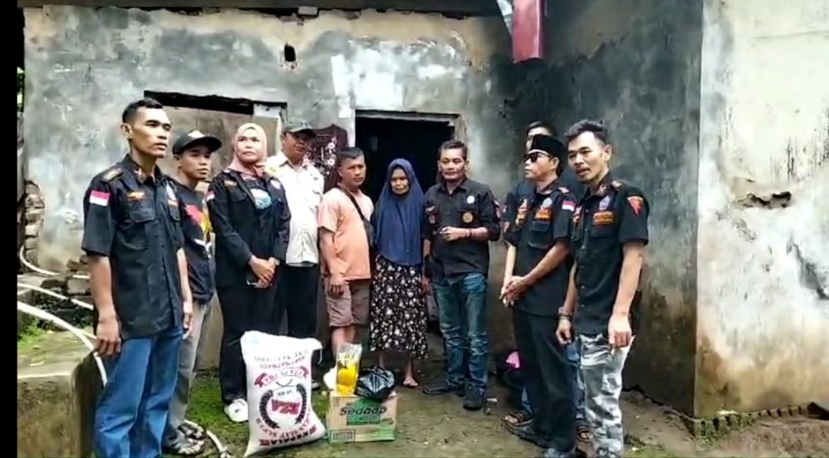 Tim GWI Bersama Tim Ormas BPPKB Banten, Berikan Bantuan Sosial Kepada Warga Yang Kurang Mampu Di Lokasi Desa Winong