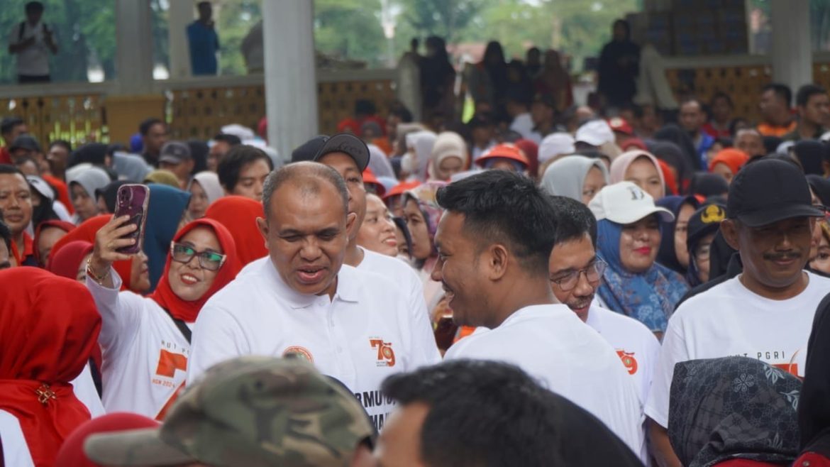 Pj. Bupati Langkat Faisal Hasrimy Lepas Ribuan Guru dalam Gerak Jalan Santai HUT PGRI ke-79.