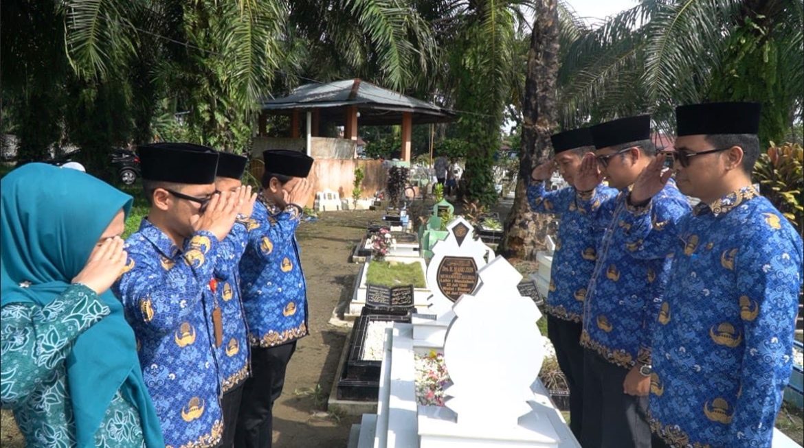 HUT ke-53, KORPRI Langkat Ziarah & Do’a di Makam Para Mantan Ketua.