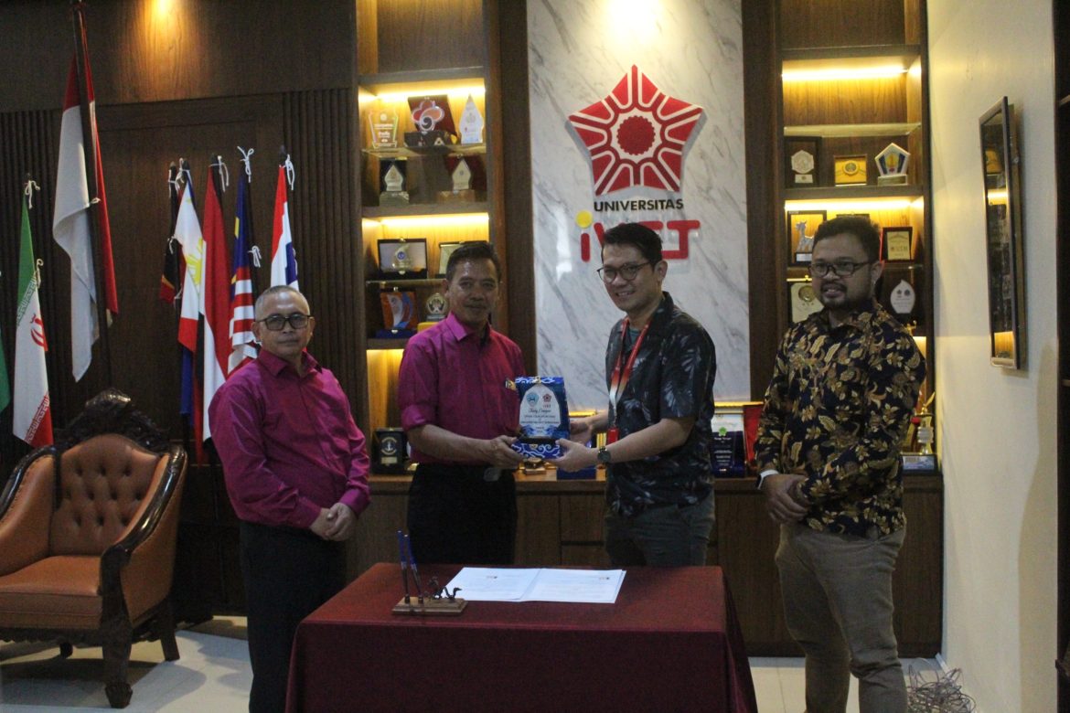 Rektor Universitas Ivet Sambut 300 Siswa SMAN 1 Dukupuntang Cirebon
