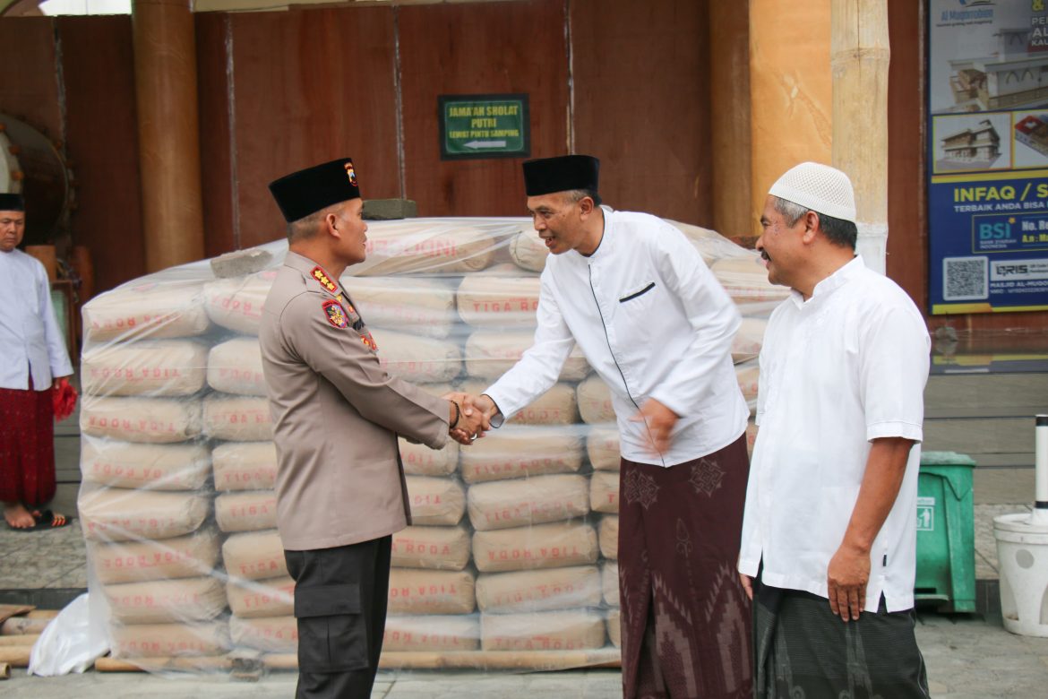 Kapolresta Magelang Bantu Semen untuk Pembangunan Masjid Al Muqorobin Grabag*