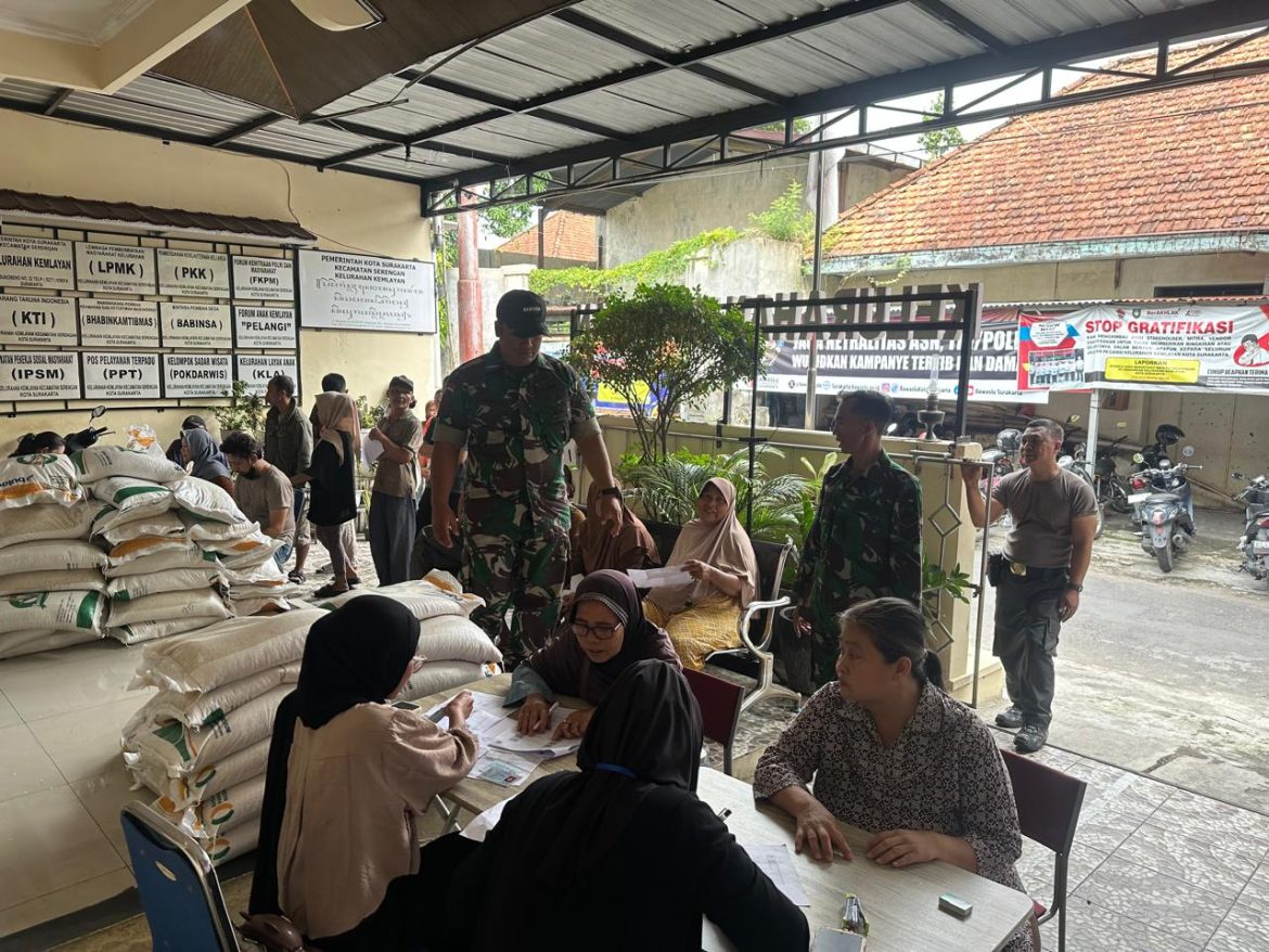 Biar Tepat Sasaran, Babinsa Kemlayan Kawal Bantuan Pendistribusian Beras Dari Bulog kepada Warga