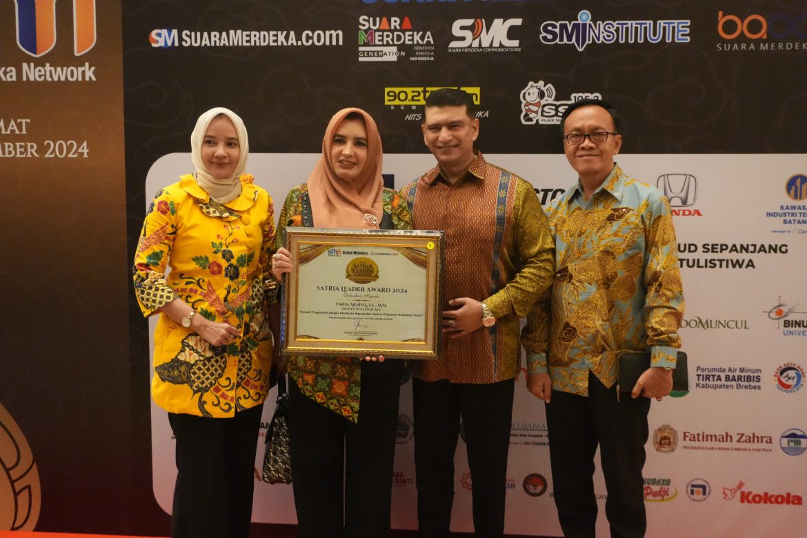 Bupati Fadia Sabet Penghargaan di Satria Brand Award 2024   