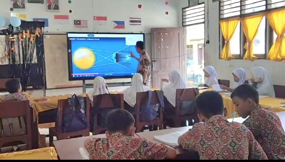 Pj. Bupati Langkat Dorong Digitalisasi Pendidikan dengan Smart Board, Dukung Program Prioritas Presiden Prabowo.