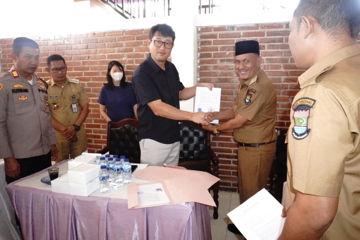Warga Desa Kohod mendapat bantuan pengelolaan Air Bersih dari PT.Synopex Tirta Indonesia
