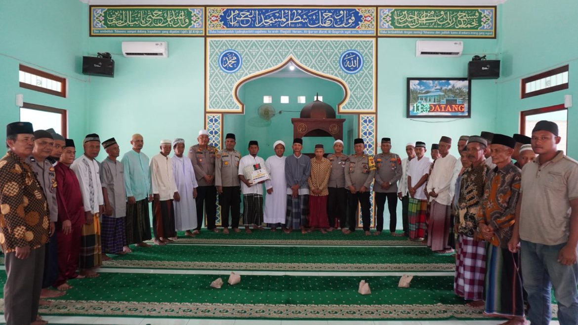 Kegiatan “Jumat Curhat” Kapolres Langkat dengan Para Tokoh Dusun III Desa Ara Condong di mesjid Nassim Al- Thoyba Nur.
