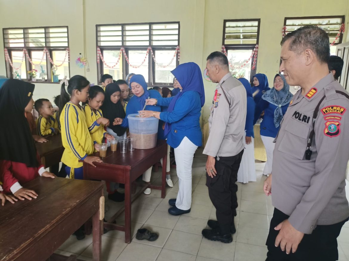 Dukung Program Pemerintah, Kapolsek Hinai Berikan Bubur Kacang Hijau Gratis kepada Pelajar SD Negeri 057213 Cempa.