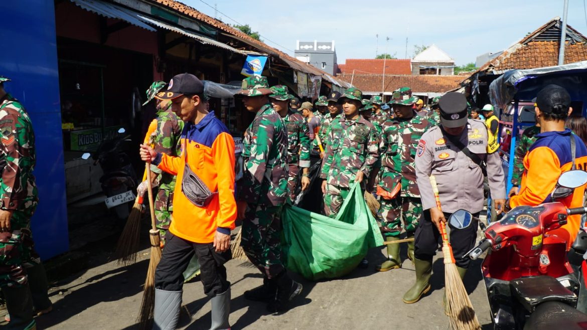 Kodim Pekalongan Gelar Karya Bakti Pembersihan Pasar Karanganyar Peringati Hari Juang TNI-AD 2024