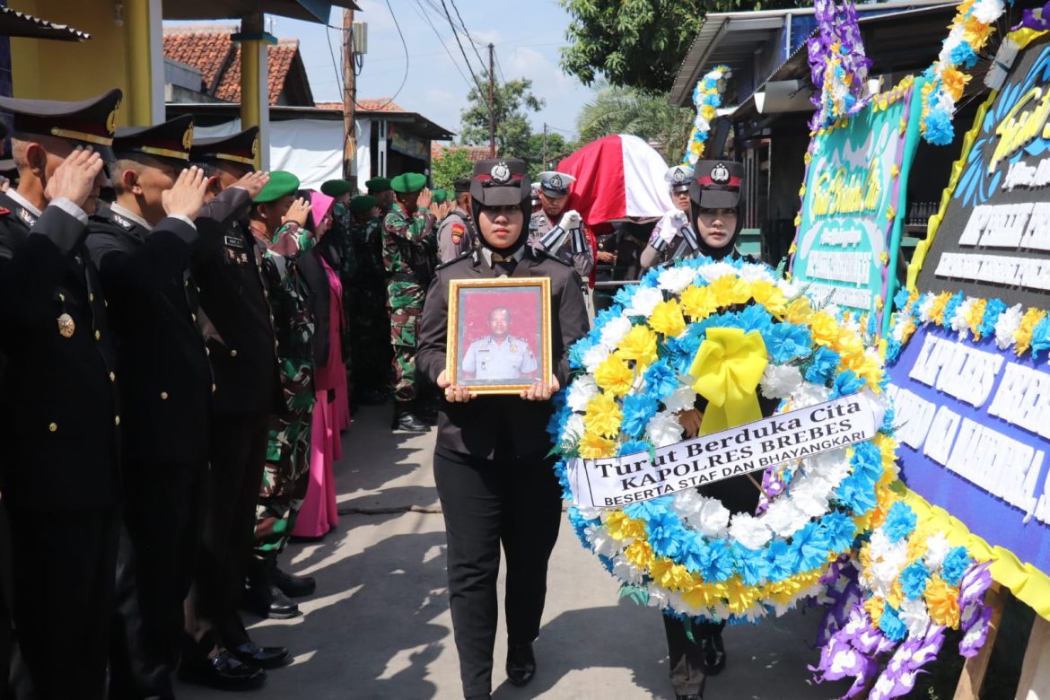 Kapolres Pekalongan Antarkan Langsung Pemakaman Kapolsek Kesesi AKP Felix Prasetyawan