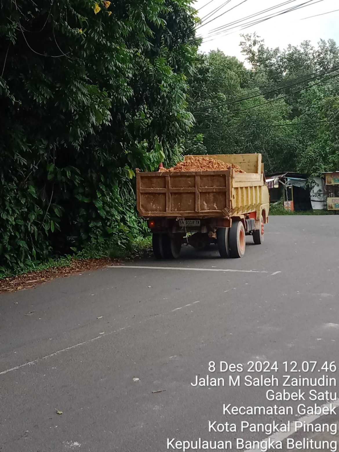 Kayaknya pemilik galian tersebut tidak lagi memperhatikan kepentingan masyarakat pengguna jalan