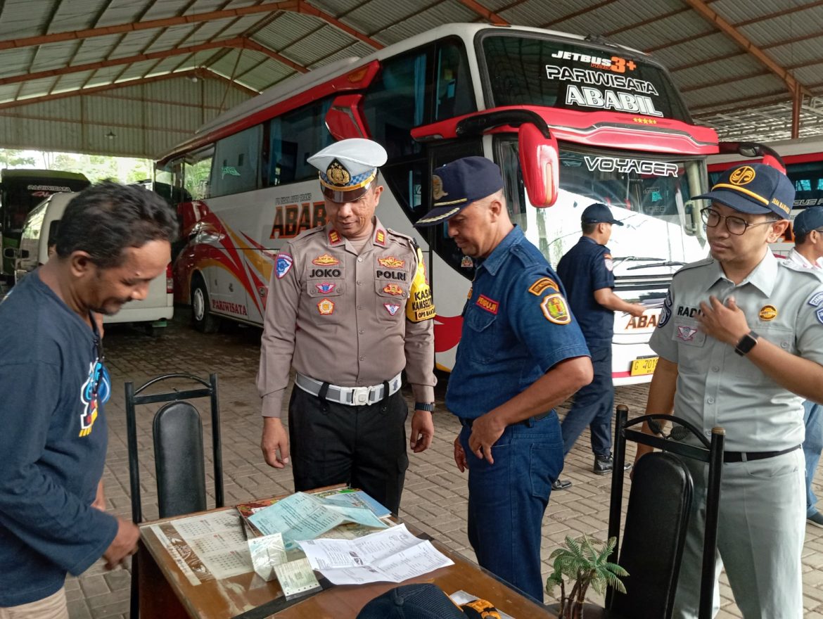 Jelang Nataru, Satlantas Polres Pekalongan Gelar Ramp Check pada Kendaraan Bus Pariwisata
