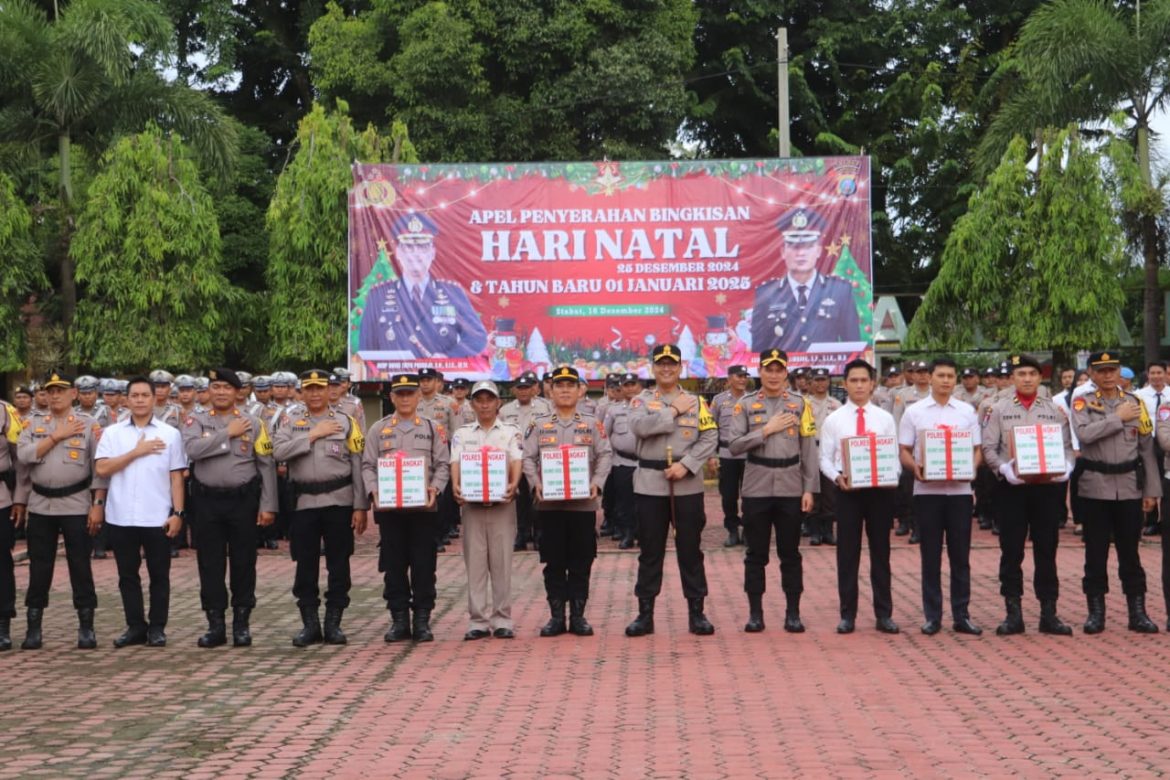 Kapolres Langkat Serahkan Bingkisan Natal ke ASN dan Personel Beragama Kristen.