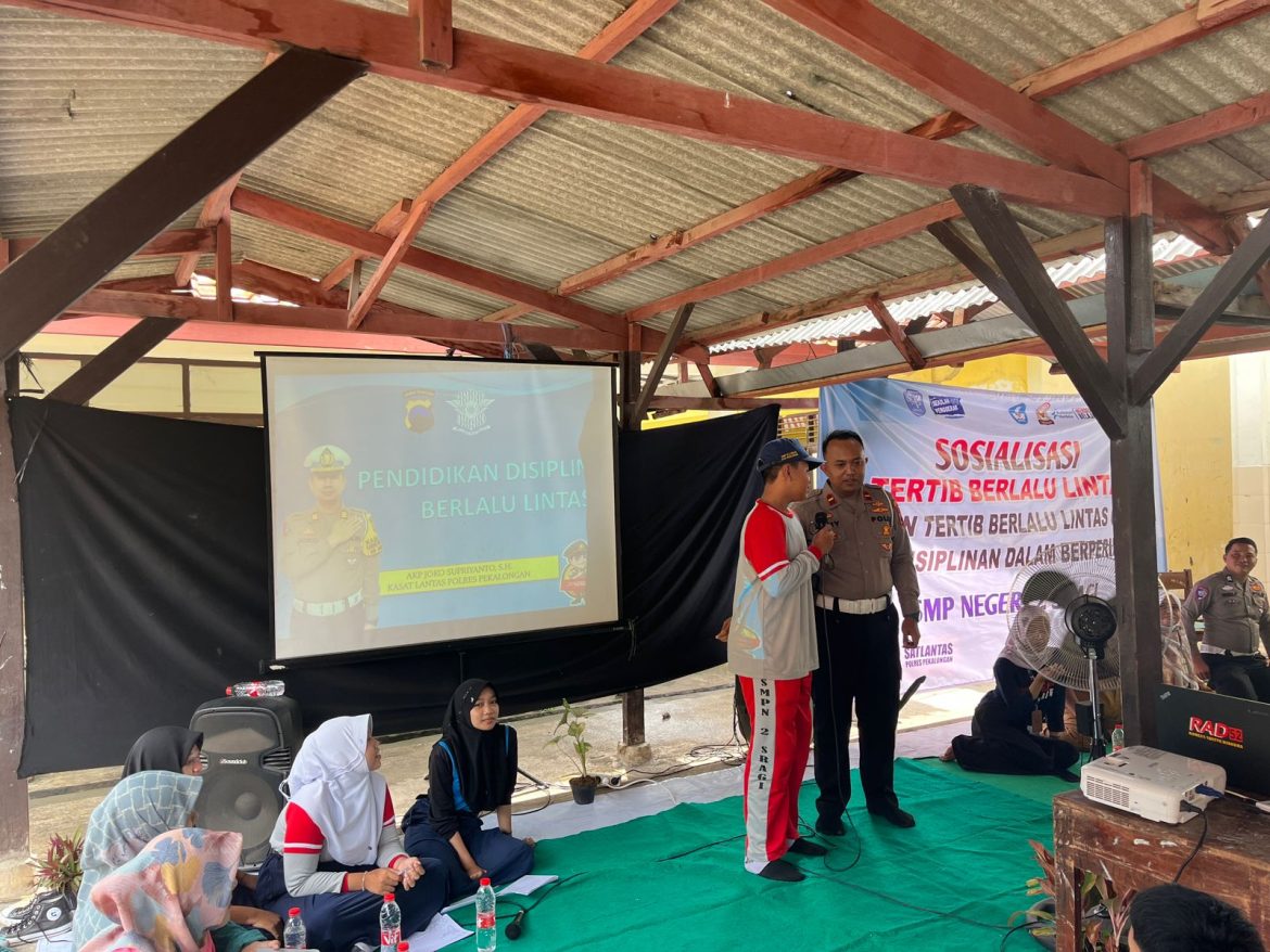 Police Goes to School Kunjungi SMPN 2 Sragi, Satlantas Polres Pekalongan Ajak Disiplin dan Tertib Berlalu Lintas