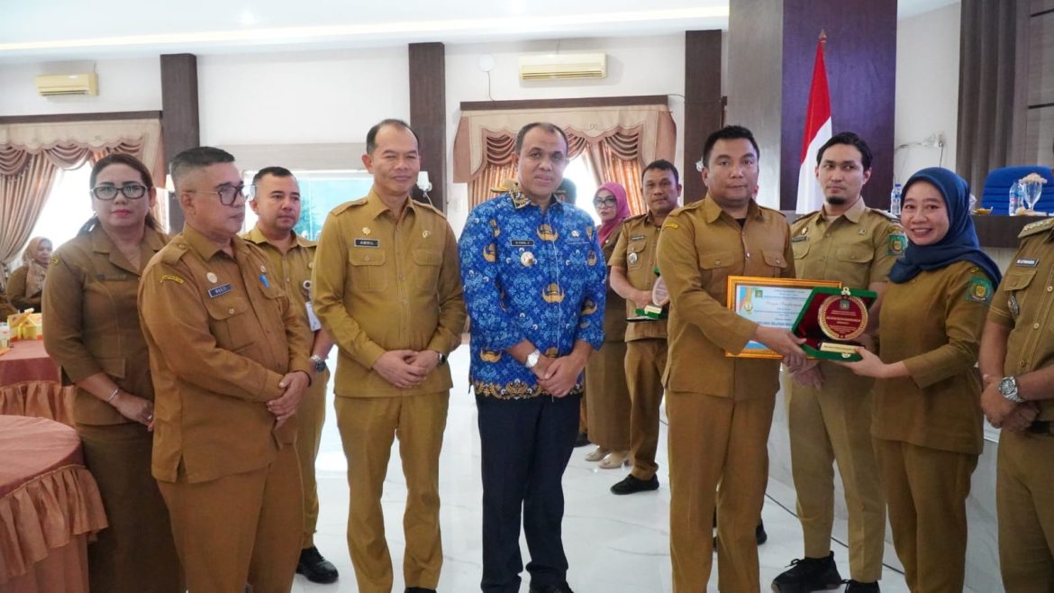 Pj. Bupati Langkat Beri Penghargaan SAKIP dan Pelayanan Publik Terbaik: Dorong Peningkatan Kinerja dan Inovasi