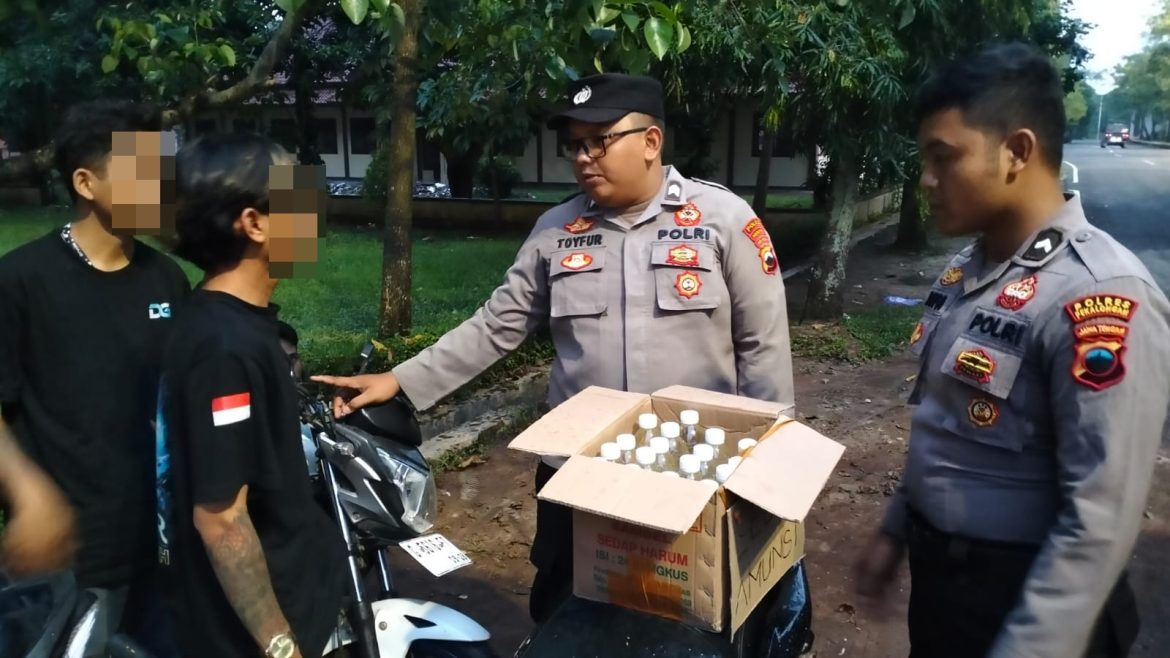 Puluhan Botol Ciu dan Arak Diamankan Polisi di Komplek Alun-Alun Kajen