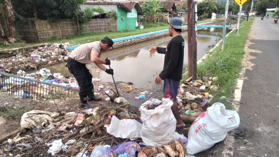 Bhabinkamtibmas Polsek Bojong Bersihkan Sungai Kali Pancur Bersama Warga