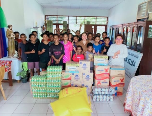 Jelang Nataru, Salah Satu Pengusaha di Tobelo Berbagi Kasih Dengan Anak Yatim Piatu