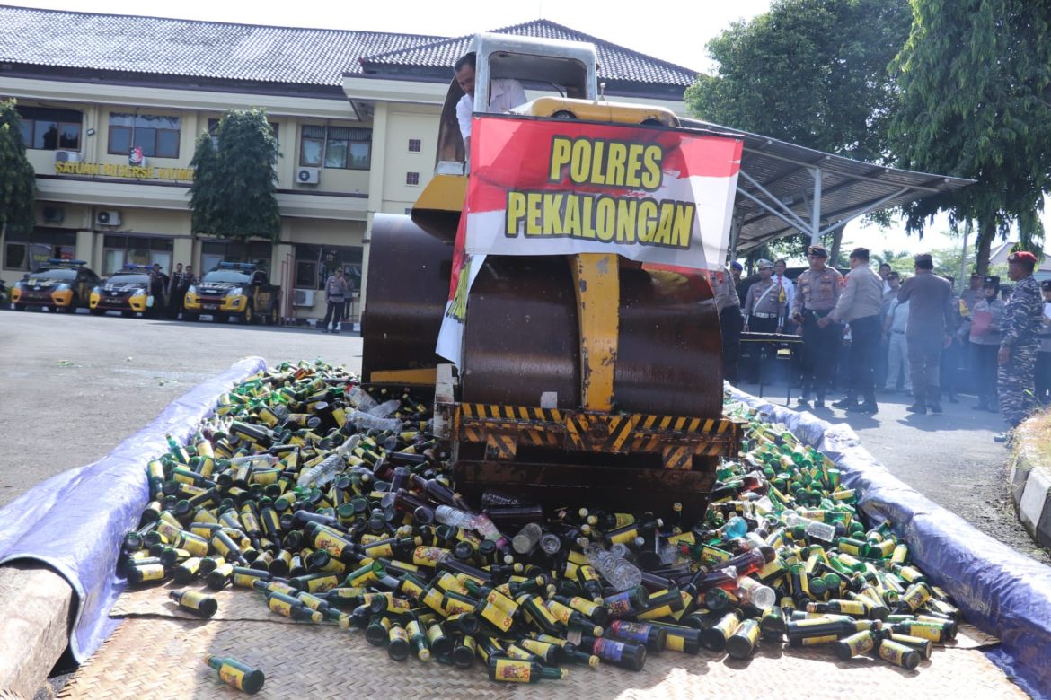 Jelang Natal dan Tahun Baru 2025, Polres Pekalongan Musnahkan Ribuan Botol Miras   