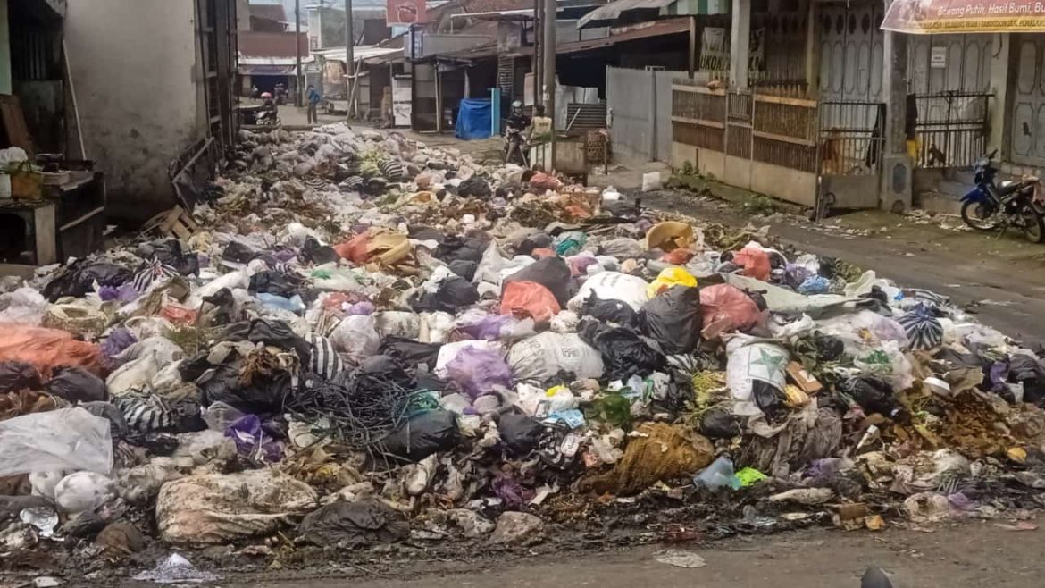 Warga Pasar Randu Dongkal Keluhkan Sampah yang Menumpuk dengan Bau Tak Sedap