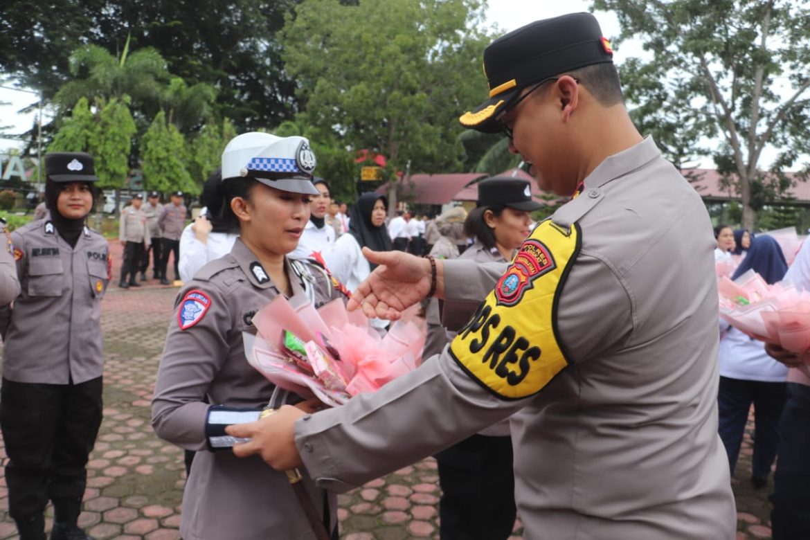 Spesial Hari Ibu, Kapolres Langkat Berikan Apresiasi untuk Polwan dan PHL Wanita.