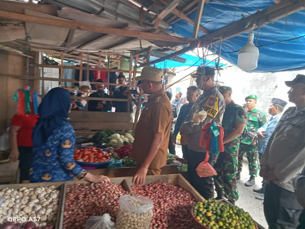 Kapolres Langkat, Pj Bupati, dan Dandim 0203 Sidak Pasar untuk Pastikan Ketersediaan Sembako Jelang Natal dan Tahun Baru
