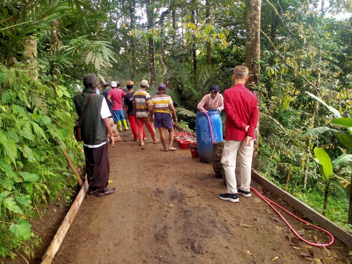 Kemnaker Dorong Pemberdayaan Ekonomi melalui Program Padat Karya di Dusun Karangampel